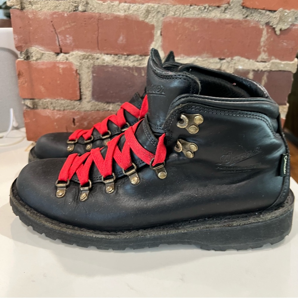 Danner Women’s Mountain Pass Black Leather Hiking Boots with Red Laces, size 10